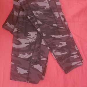 TYC Camo print leggings